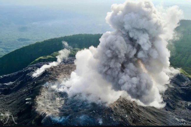 Ilustrasi Gunung Ibu Halmahera Barat alami erupsi beruntun 9 kali dalam 12 jam terakhir. [Instagram]